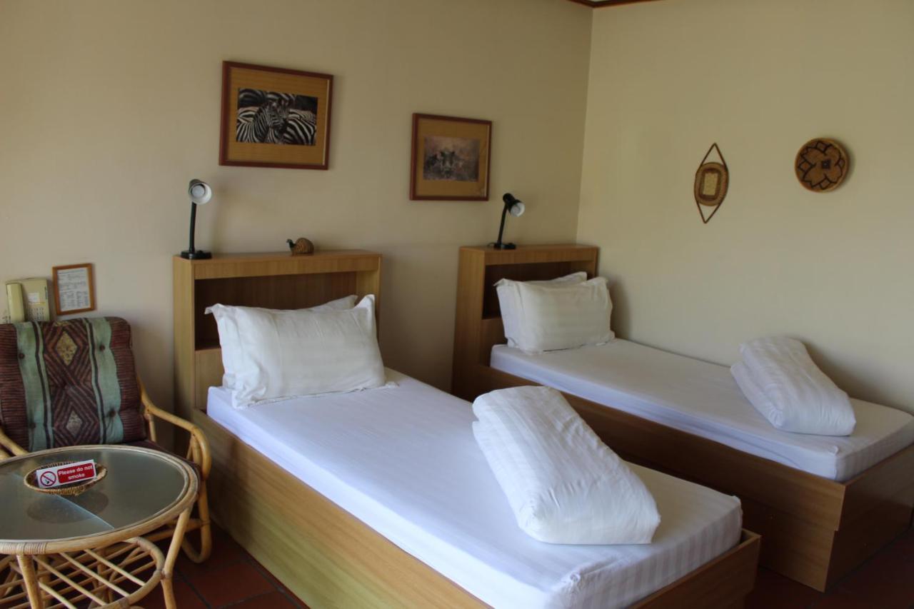Onganga Hotel Pension วินด์ฮุก ภายนอก รูปภาพ